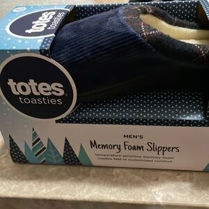 - Men’s memory foam slippers